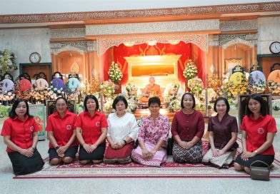 คุณครูผู้เกษียณทำบุญถวายสังฆทานแล้วกราบสรีระหลวงปู่ทอง